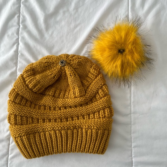 NWOT Mustard Toque with Removable Pom Pom - Picture 3 of 3